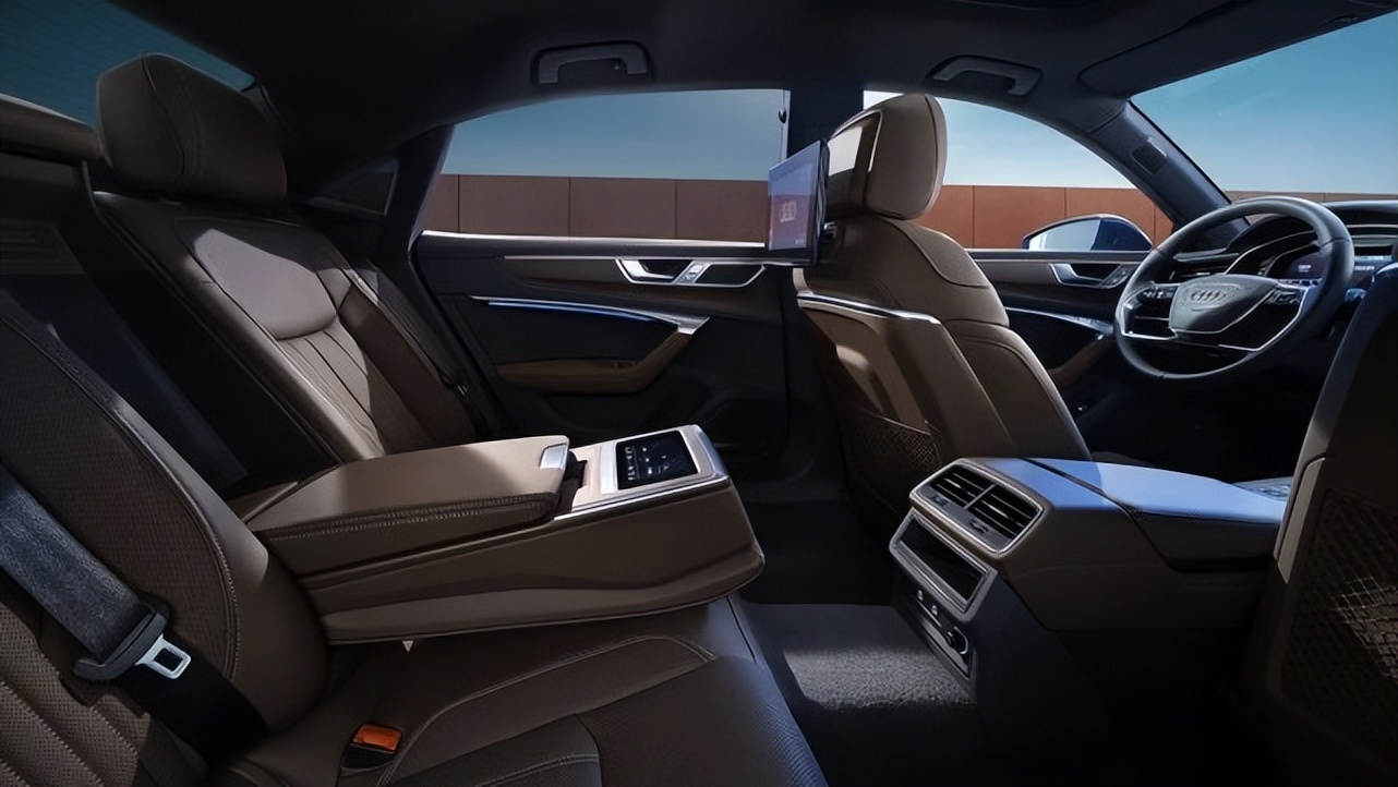 奥迪a7l后排空间直接飙升到了一个新的高度,在奥迪a6l的空间高度上向