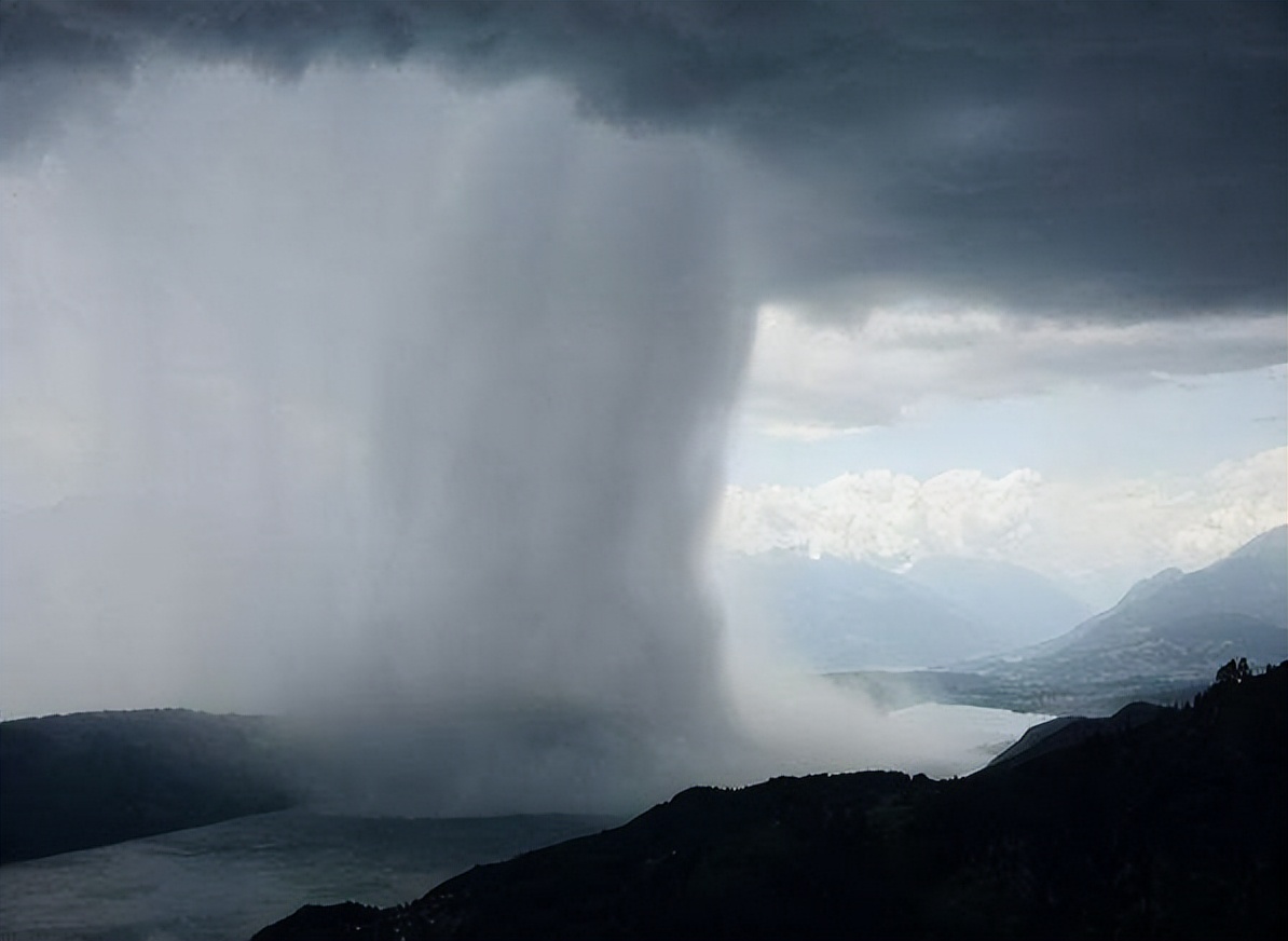 湖南长沙出现下击暴流狂风暴雨从天上扑下来场面极其震撼