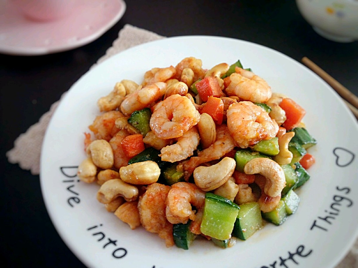 教你做腰果炒虾仁香飘四溢清脆可口常吃这个菜好处多多