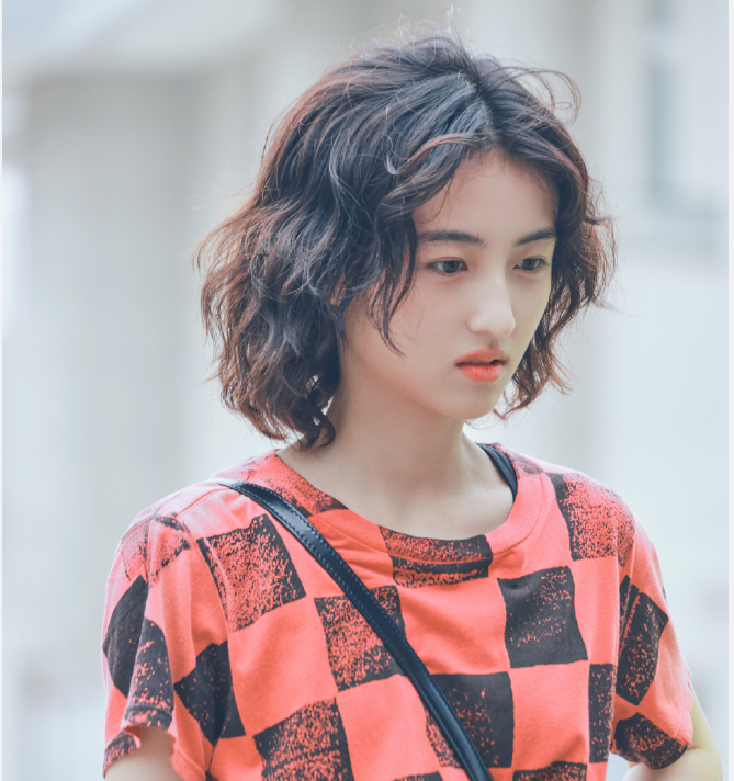 与焉栩嘉绯闻风波后向往的生活张子枫卷发出镜老气清纯不再