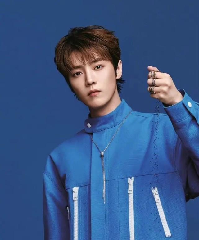 鹿晗深夜喝醉被搀扶随后关晓彤被朋友扶出来两个人关系真好啊