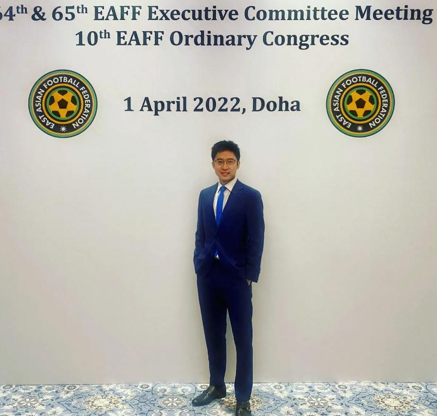 霍启山热爱足球获得哥哥霍启刚的支持兄弟一起发展文体事业