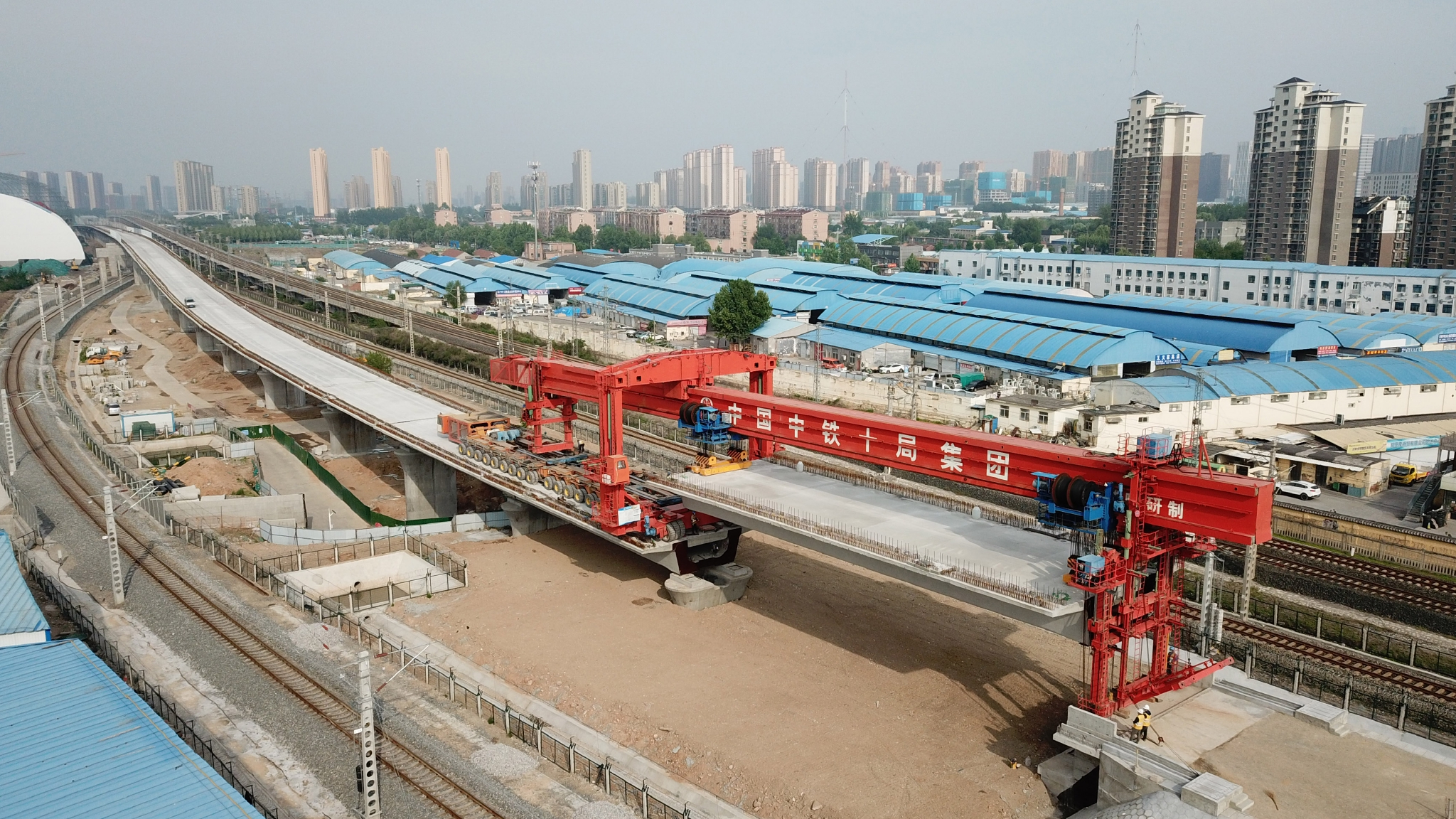 济南黄台联络线完成最小曲线半径双线箱梁架设