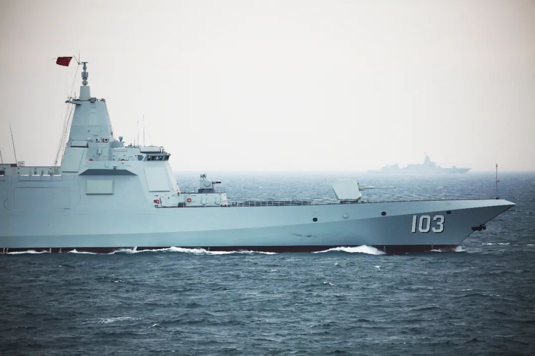 3艘万吨大驱同框拉萨舰鞍山舰无锡舰与包头舰开展连续多天的海上训练