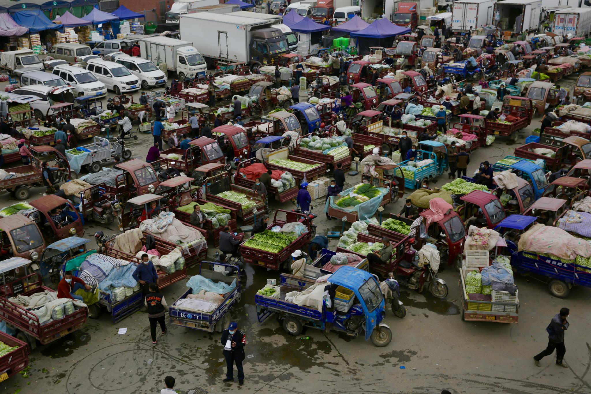 4月30日,新发地市场蔬菜交易区车水马龙.