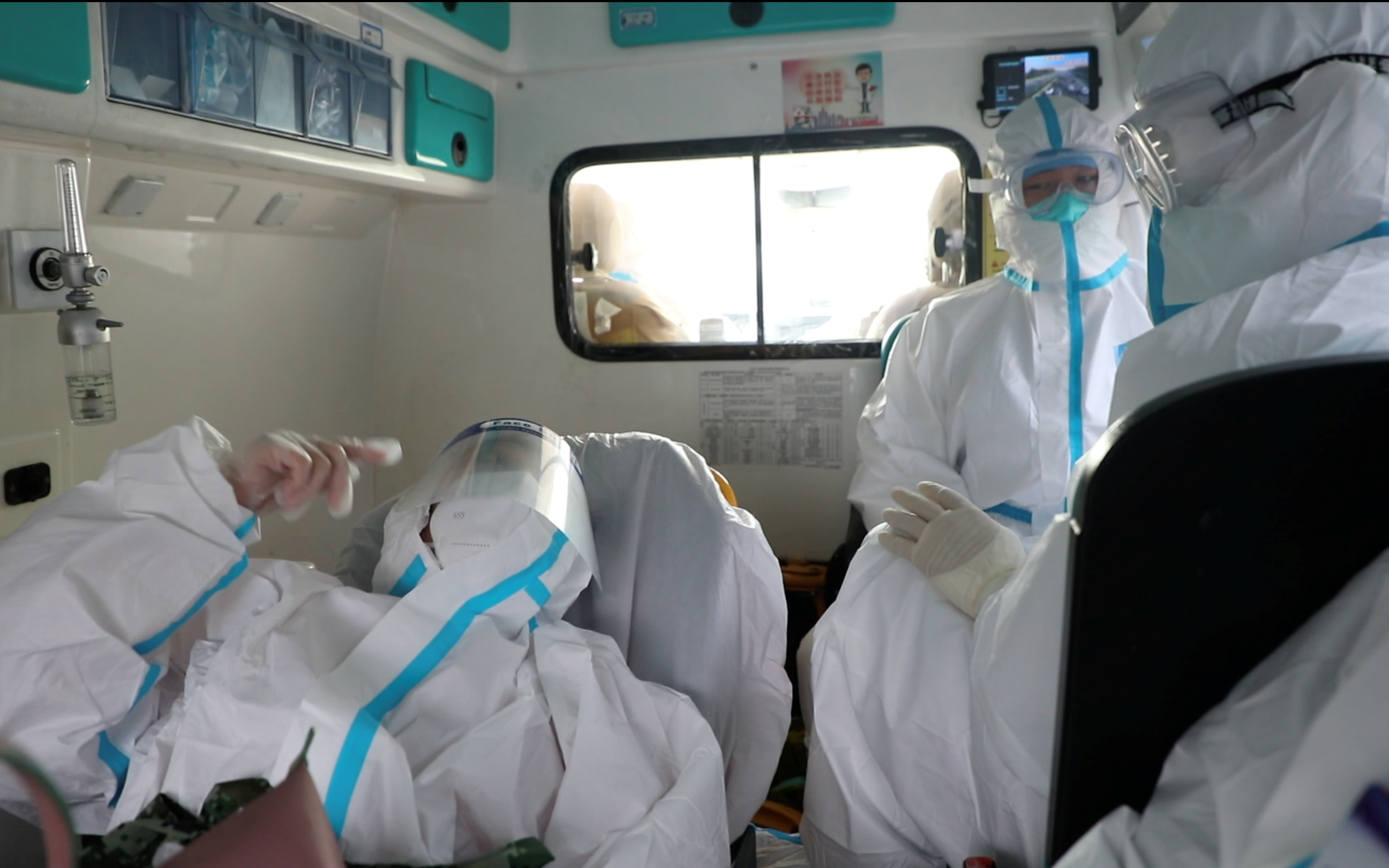 社工在120救护车上陪同叶女士.南磨房地区南新园西社区供图