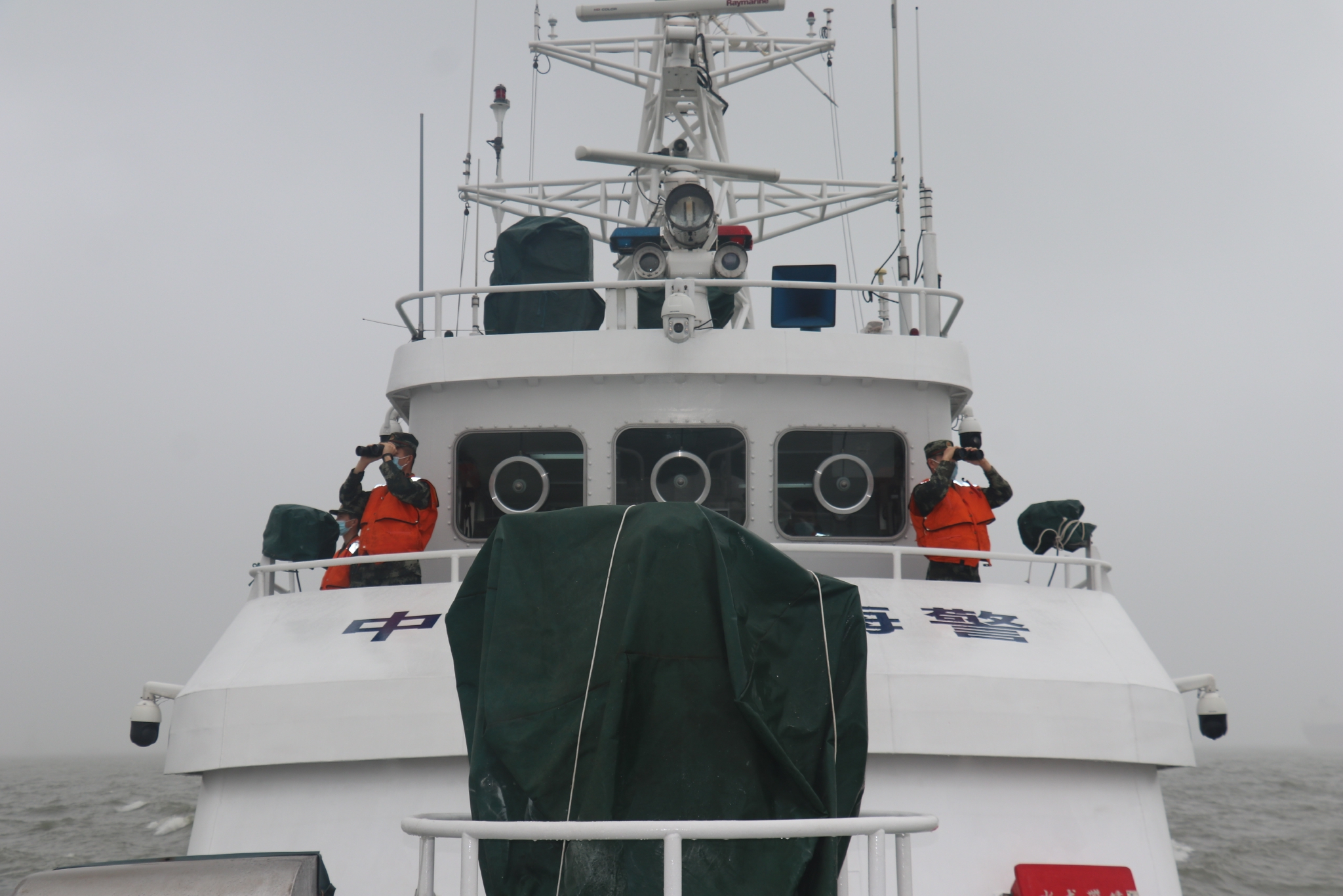 执法舰艇正在海上执行巡逻任务.