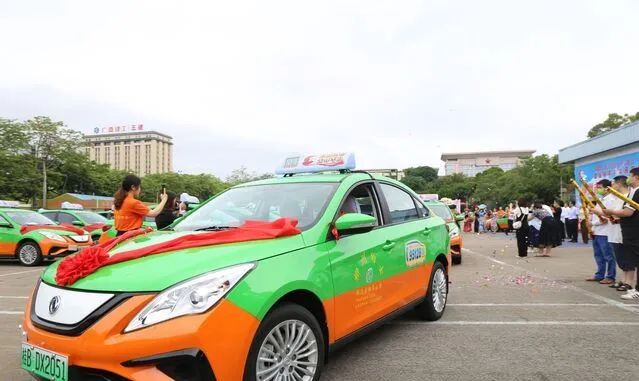 柳州市出租车石榴红民族团结先锋车队正式运营