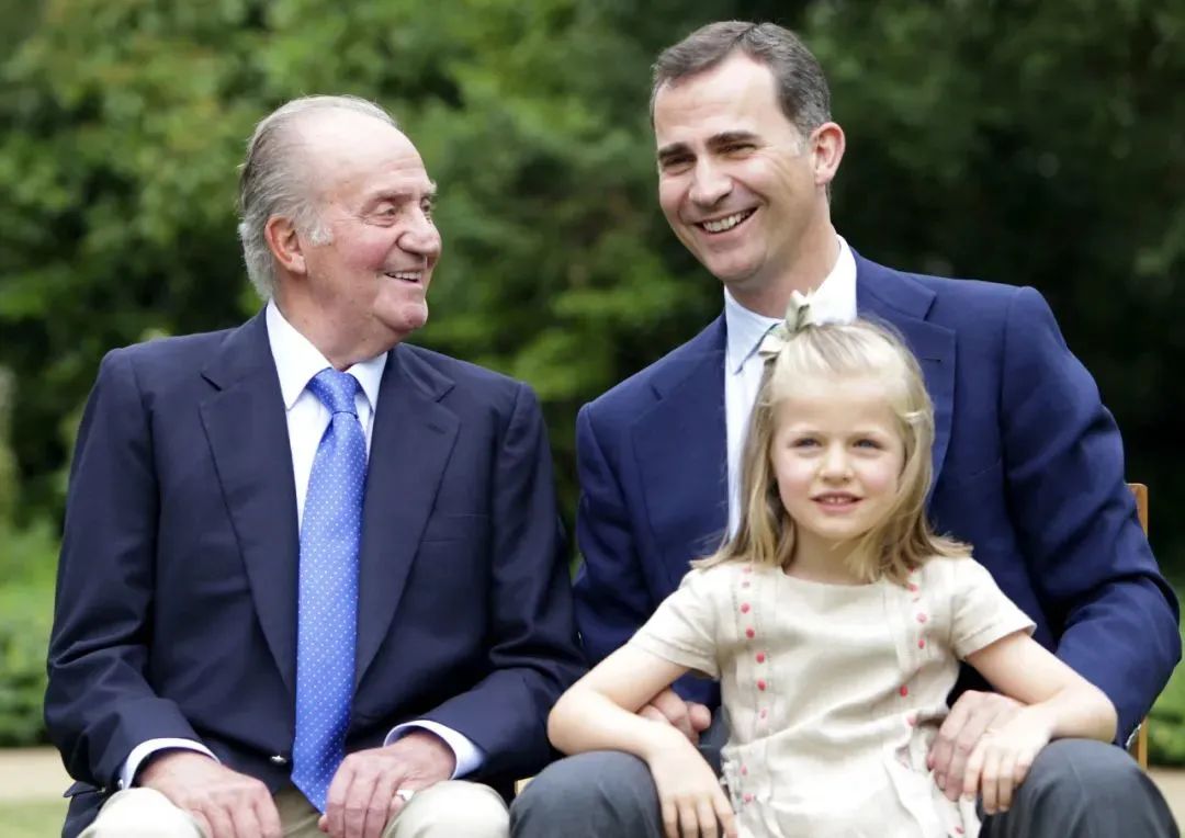 ▲2014年，时任西班牙国王胡安·卡洛斯一世（左）、王储费利佩六世和费利佩六世的女儿莱昂诺尔公主。图/IC photo
