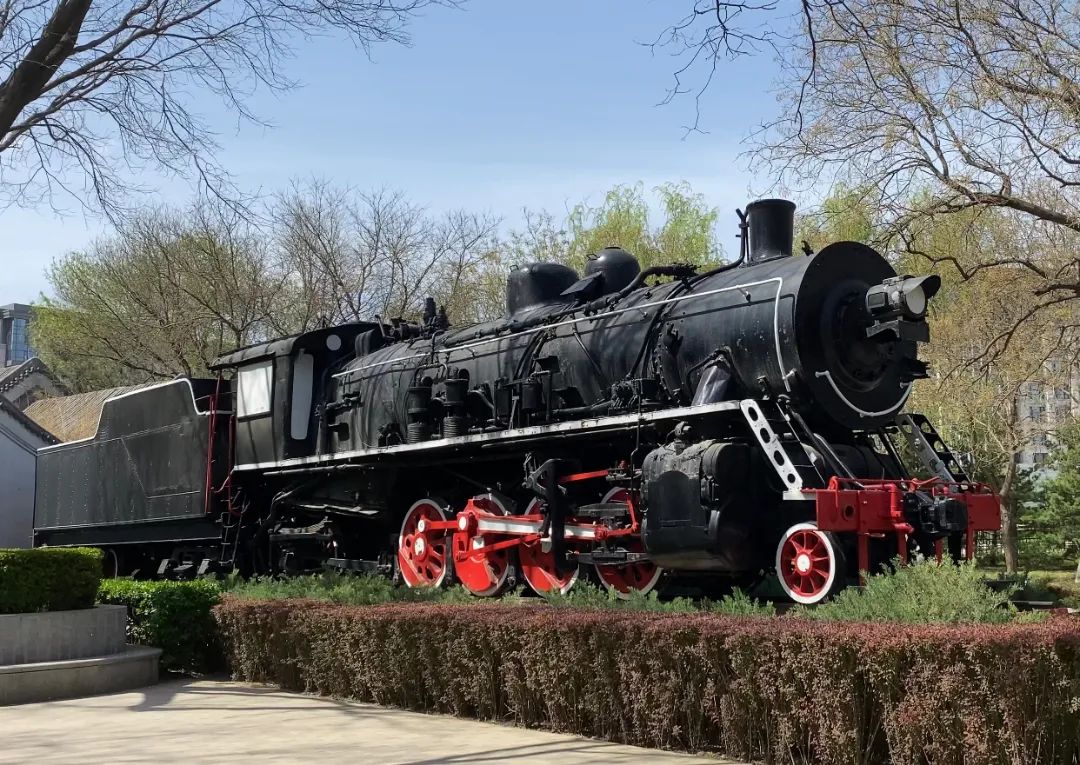 火车头伫立园中 历史文化与春季美景相融合玲珑公园位于海淀区八里庄