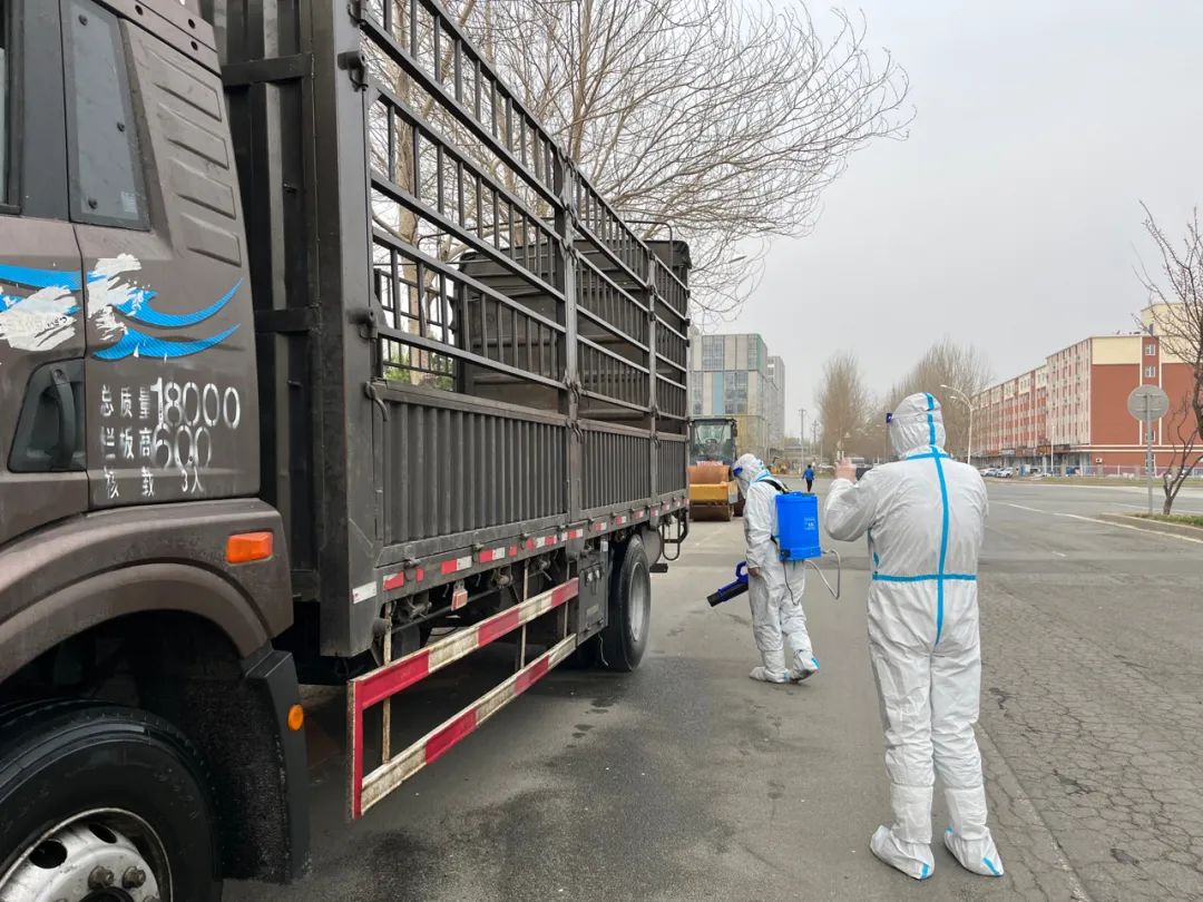 4月21日，吉林长春。进入工厂前，工作人员对张广忠的卡车进行消毒，并拍照记录。新京报记者 杜寒三 摄