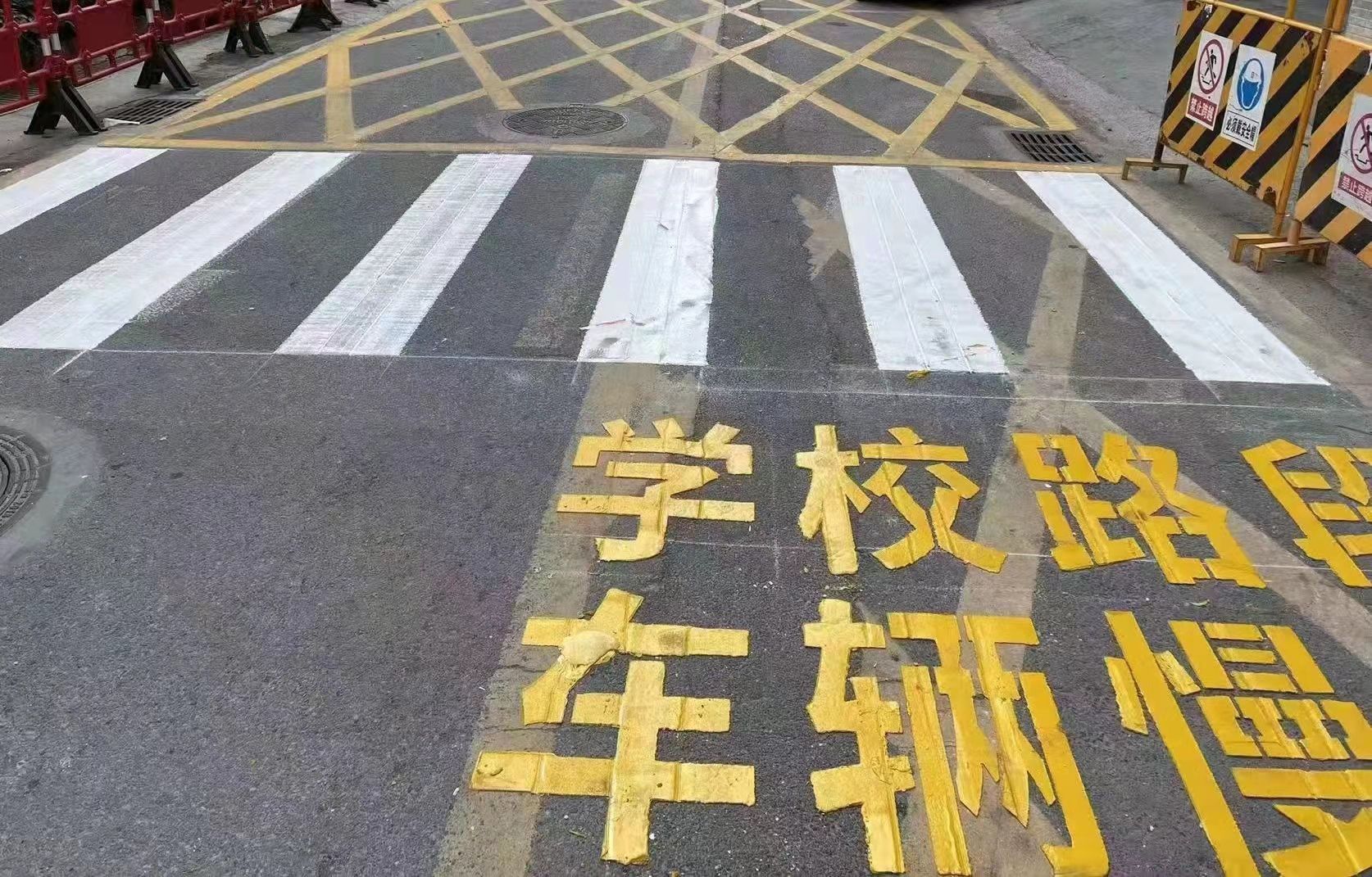 关爱未成年人健康成长凤凰街道整治校园周边环境共建安全文明校园