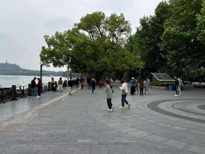 五一假期第一天，你在哪里逛？天气有点冷，雾蒙蒙的西湖别有一番清静味道休闲区蓝鸢梦想 - Www.slyday.coM