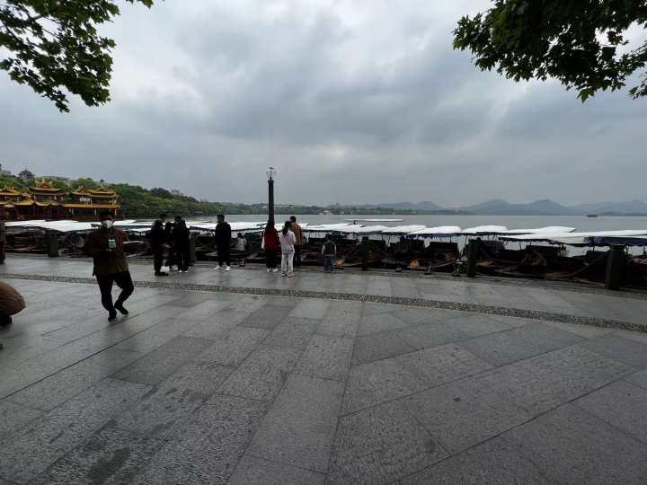 五一假期第一天，你在哪里逛？天气有点冷，雾蒙蒙的西湖别有一番清静味道休闲区蓝鸢梦想 - Www.slyday.coM