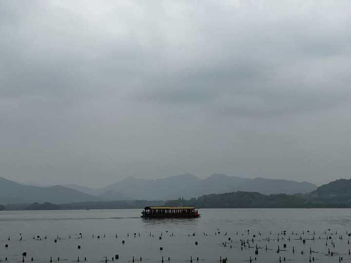 五一假期第一天，你在哪里逛？天气有点冷，雾蒙蒙的西湖别有一番清静味道休闲区蓝鸢梦想 - Www.slyday.coM