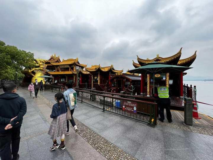 五一假期第一天，你在哪里逛？天气有点冷，雾蒙蒙的西湖别有一番清静味道休闲区蓝鸢梦想 - Www.slyday.coM