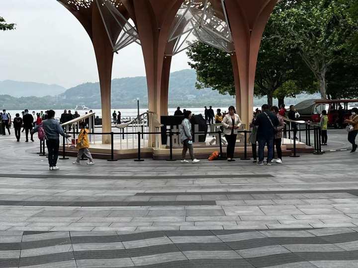 五一假期第一天，你在哪里逛？天气有点冷，雾蒙蒙的西湖别有一番清静味道休闲区蓝鸢梦想 - Www.slyday.coM