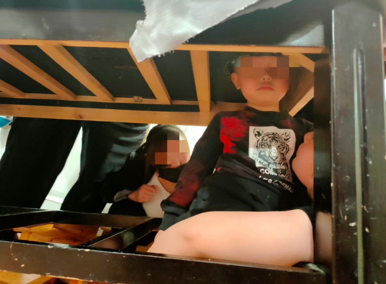 4岁男孩把头伸进美容床的洞中，卡住了……通州消防出动休闲区蓝鸢梦想 - Www.slyday.coM