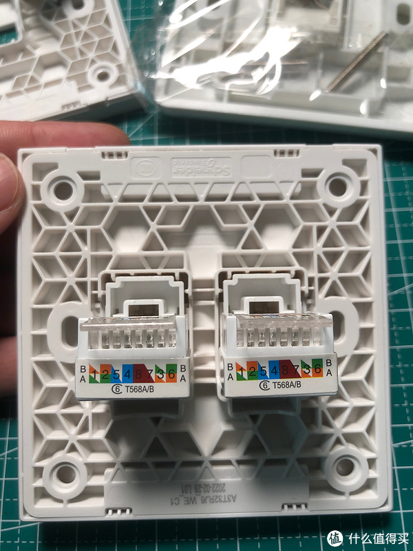 施耐德皓呈面板更换六类网络模块作业