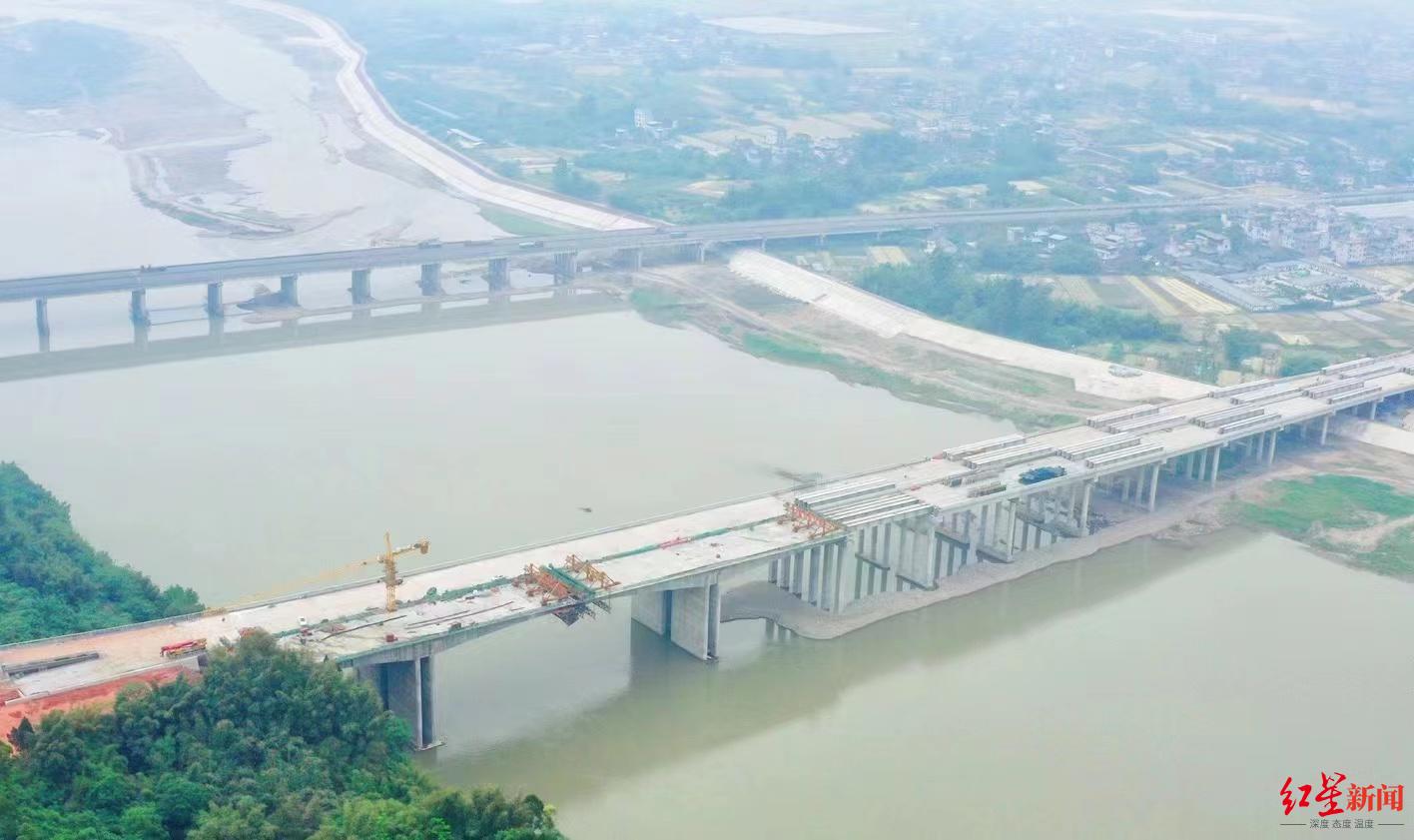 成乐高速公路扩容项目青衣江大桥顺利合龙成都到峨眉山将更便捷