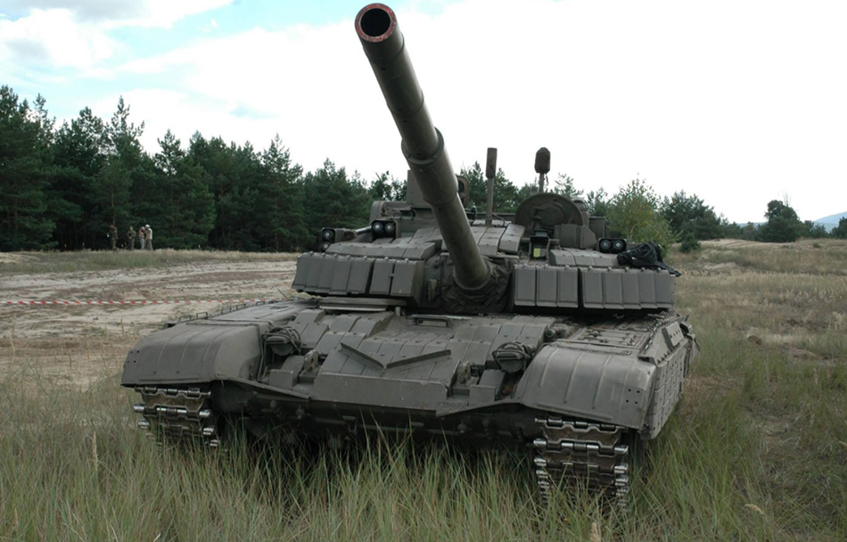 波兰装备的T-72坦克后期经过了改进，性能有所提升。