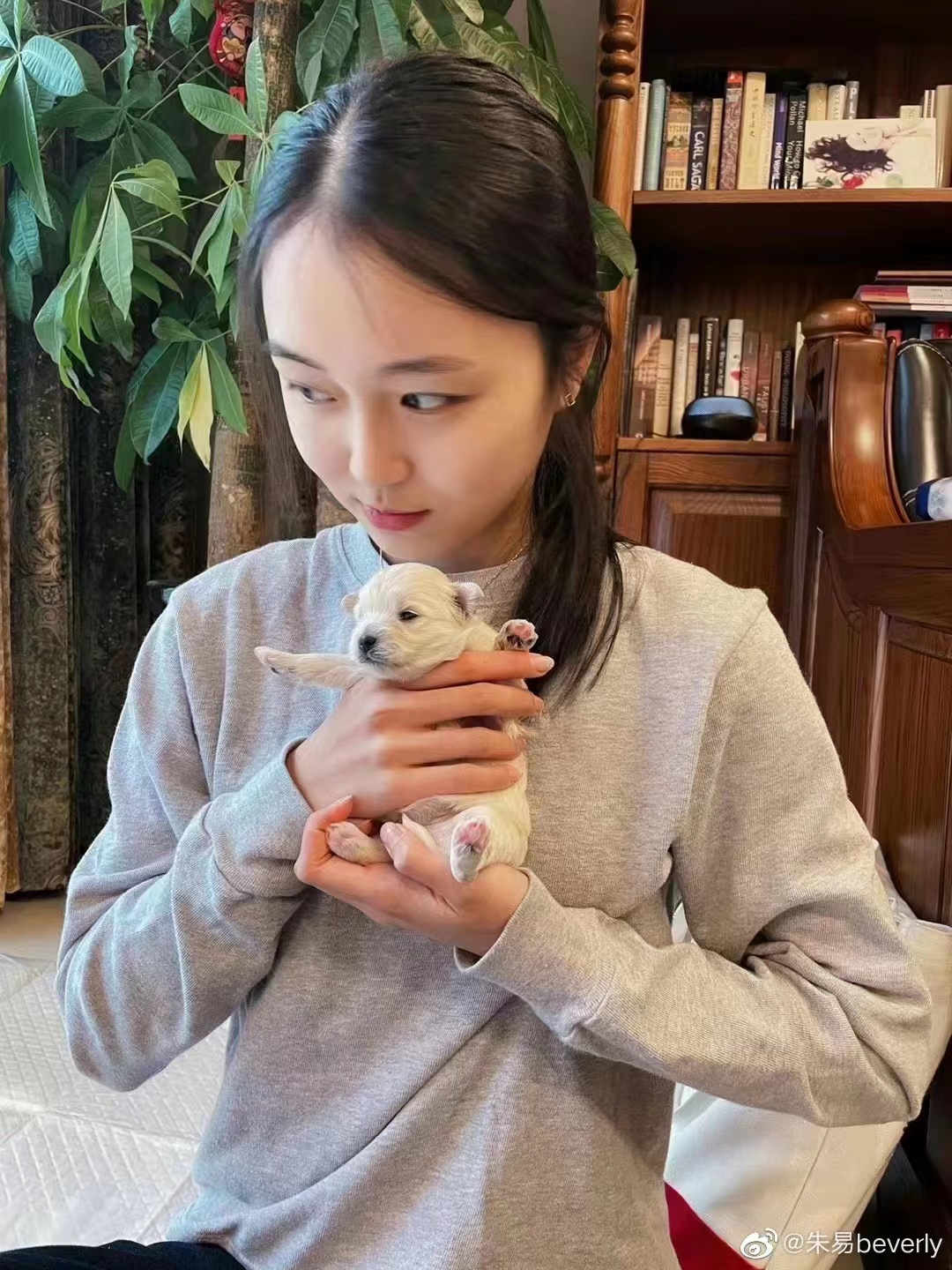 朱易晒可爱自拍照萌萌的大眼睛很好看骑单车打卡感受北京春天