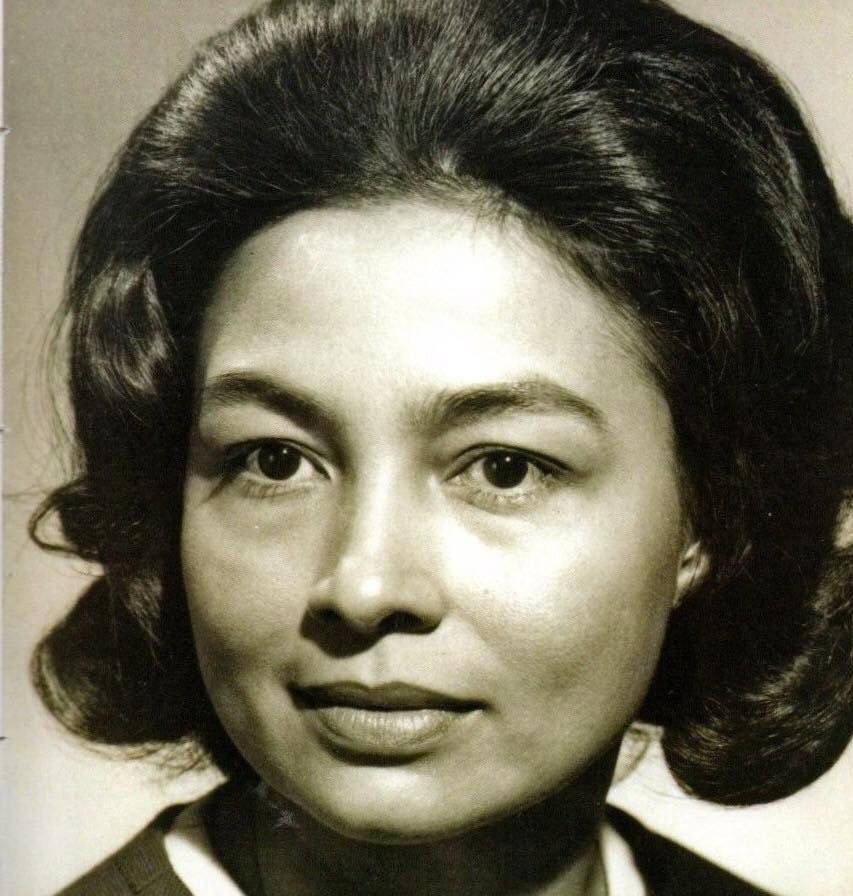 西哈努克国王而成为柬埔寨王妃,在她60多岁当上王后时又改名为莫尼列