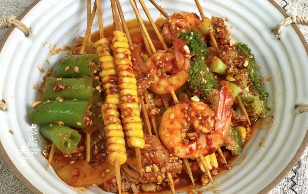 两道特色小吃香辣鸡翅尖无油串串做法简单而且特别好吃