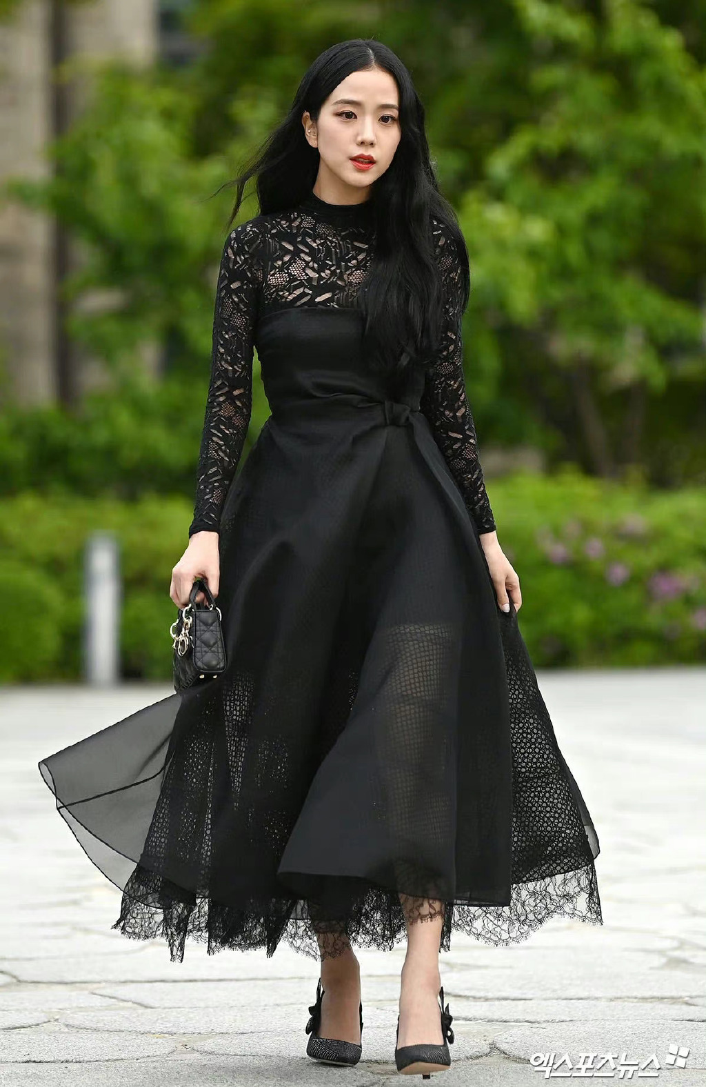 吸睛的红唇耀眼的白色肌肤blackpink金智秀贵气又冷艳