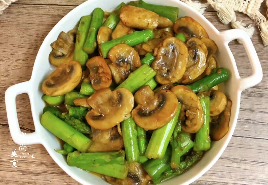 黑椒芦笋炒口蘑,蒜蓉蟹柳四鲜,两道非常好吃的特色美食!