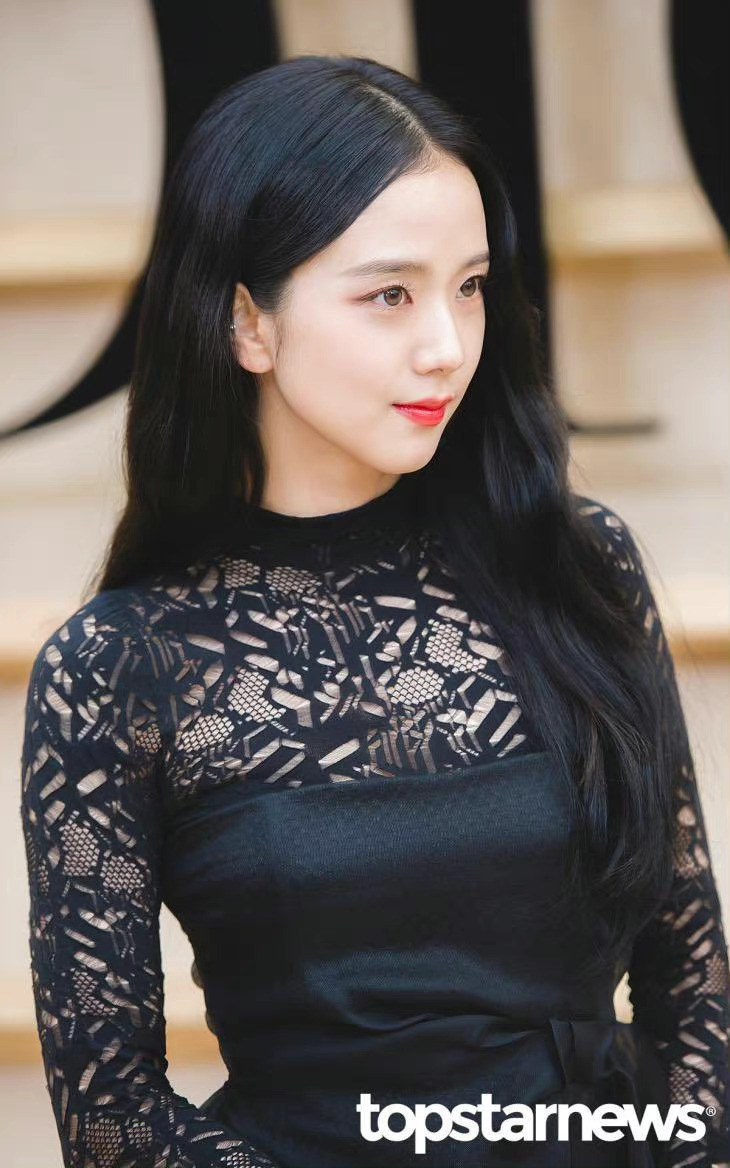 吸睛的红唇,耀眼的白色肌肤,blackpink金智秀,贵气