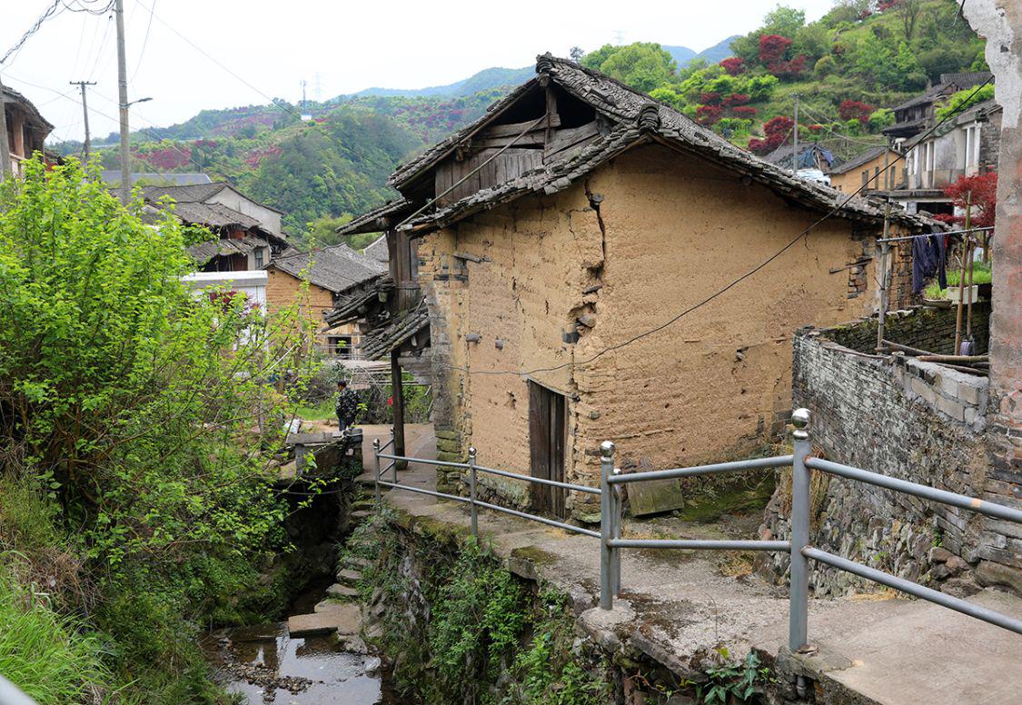 高山上的岩坑村红枫嫣红人少而景美