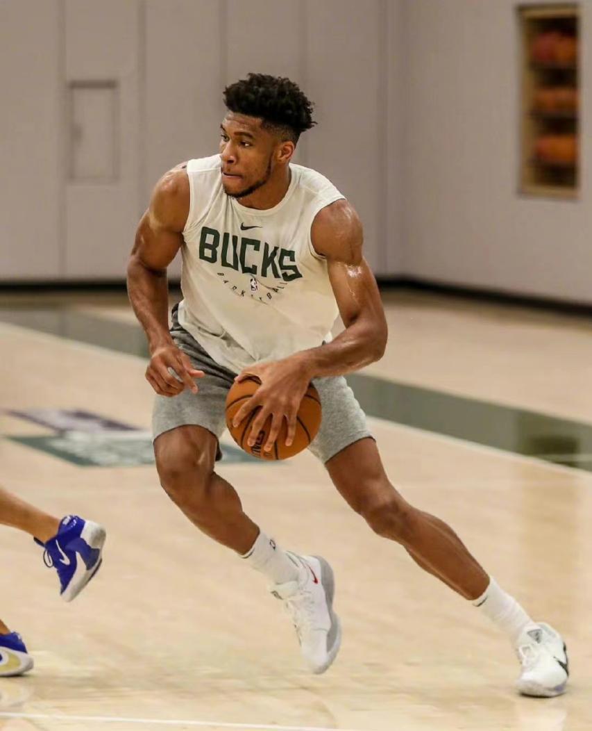 字母哥的肌肉有多恐怖跟腱长达343厘米腹肌如搓衣板一般