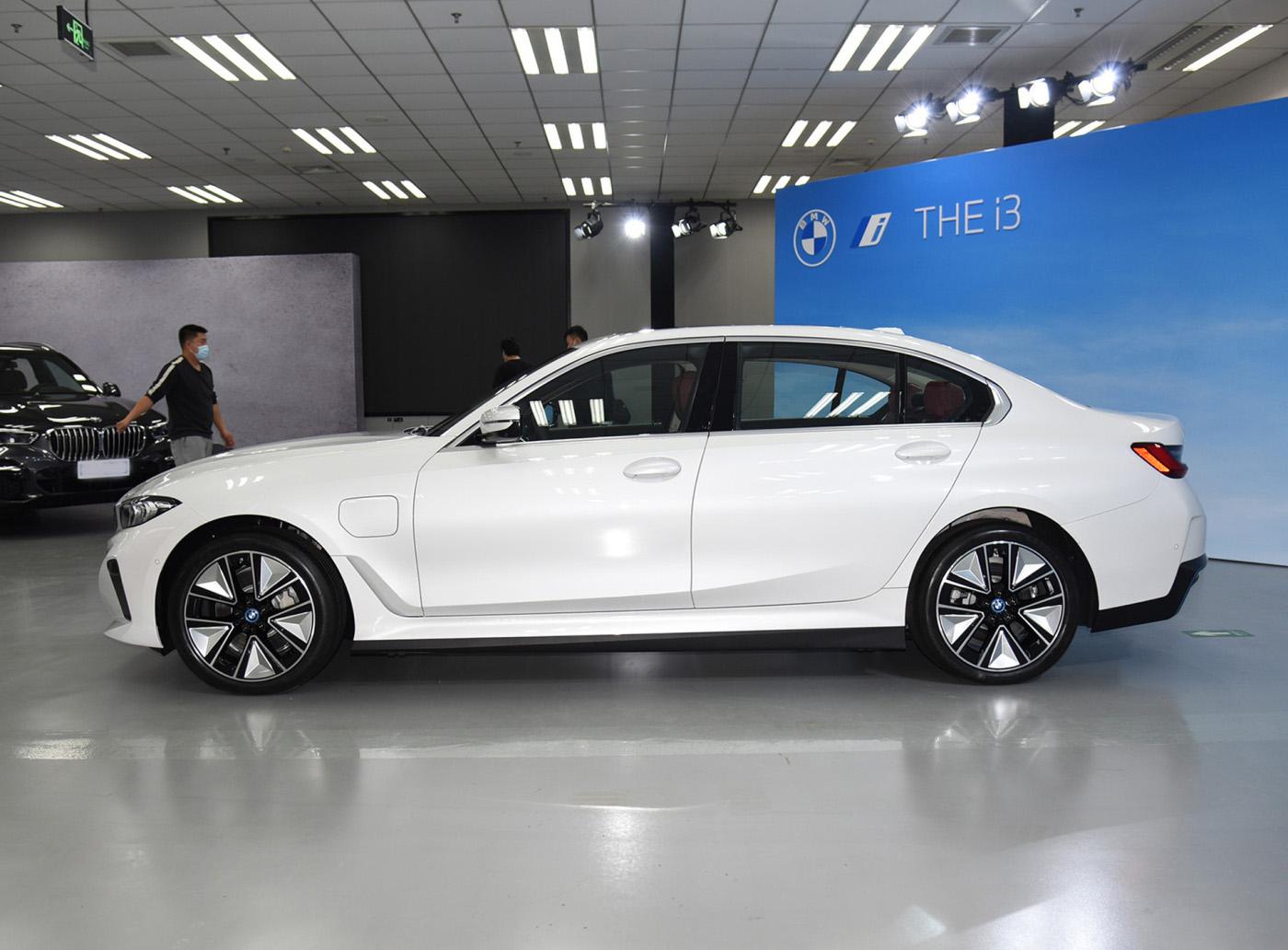 聊聊宝马i3,有人说它是3系的"油改电"版本,真是如此吗?-新浪汽车