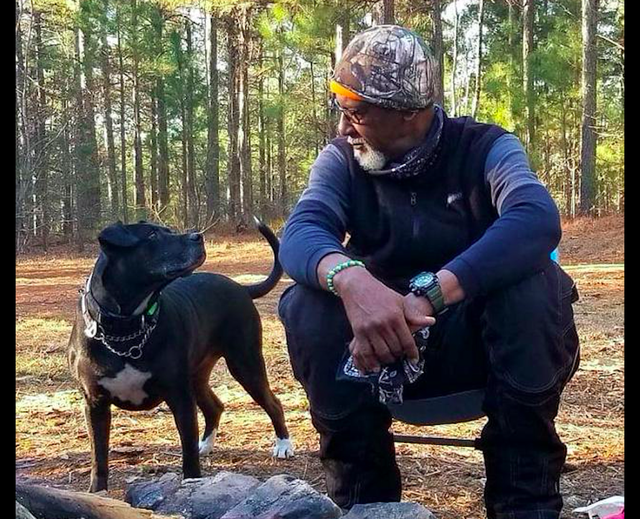 大叔不听儿子劝阻，执意带偶遇的流浪狗骑行，如今生活人人羡慕！休闲区蓝鸢梦想 - Www.slyday.coM