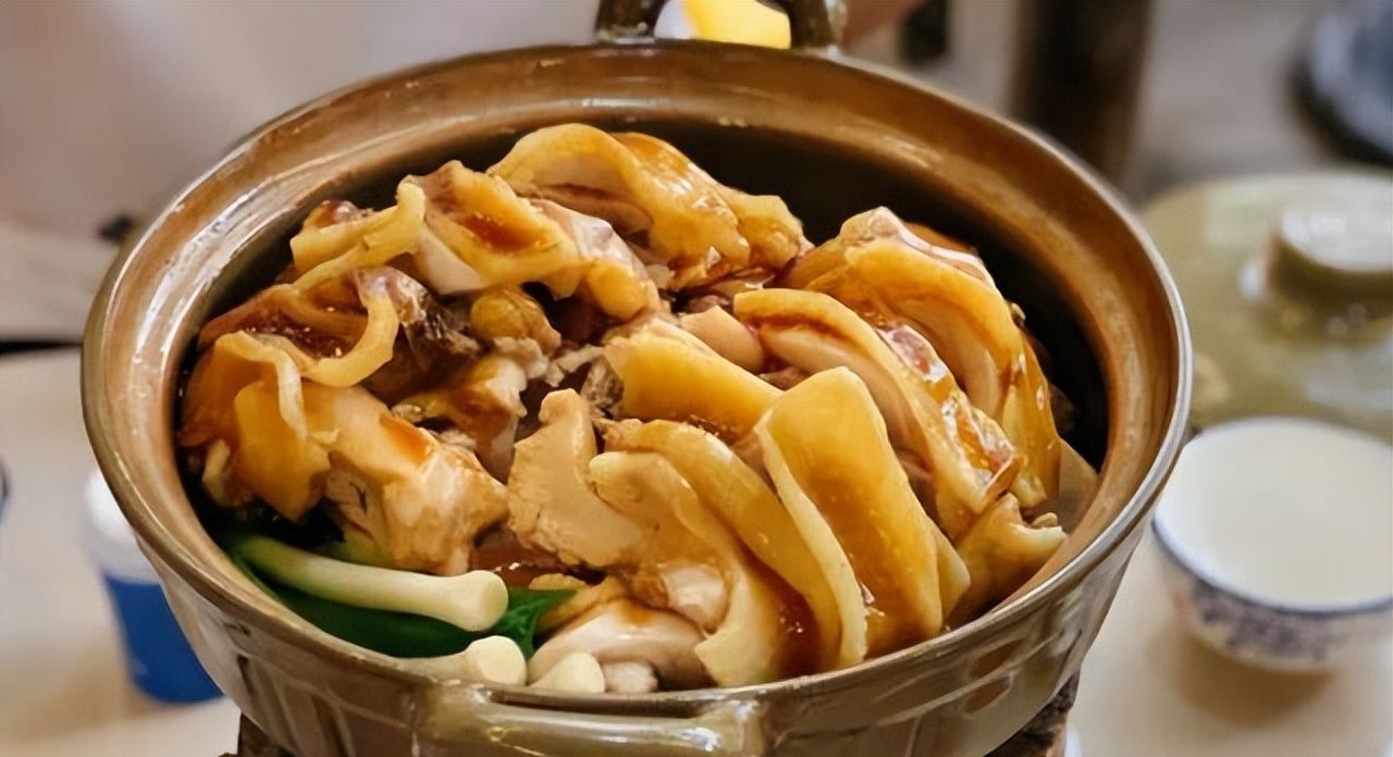 广东清远网红鸡煲店环境虽差一天却卖1000只鸡去吃一次就够了