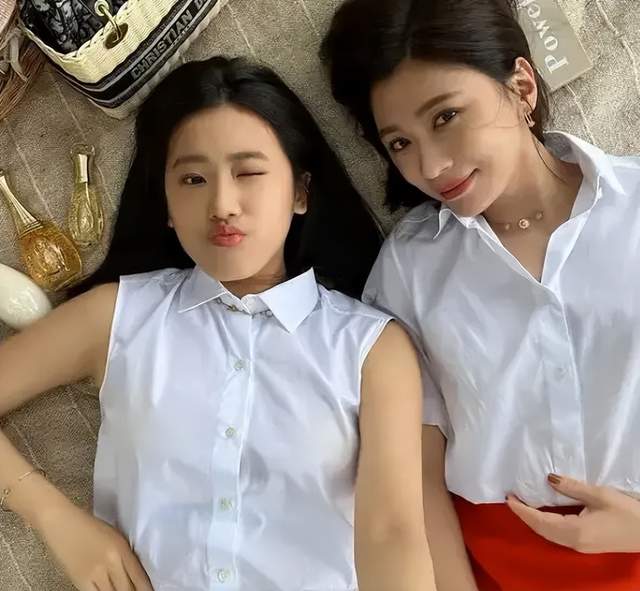 贾静雯大女儿梧桐妹晒泳装照身材火辣笑容甜美母女同框似姐妹