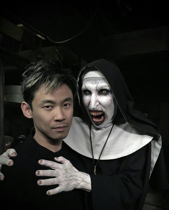 在电影中,修女的本体是一个恶魔,名叫瓦拉克,出场时扮成一个面色苍白