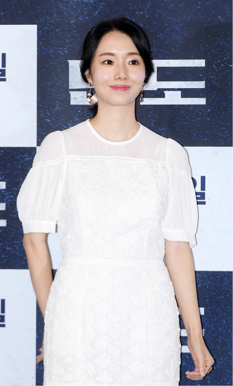 没想到李贞贤都42岁了,可穿上小白裙像年轻了20岁,纯欲十足真美|白裙