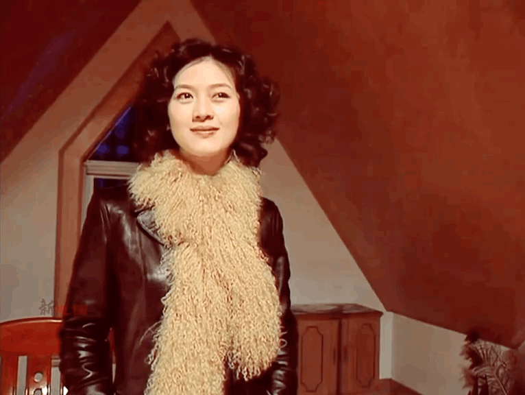 《雷雨》中单纯善良的"四凤"; 《黑冰》中的"蛇蝎美08"刘眉妩媚干练