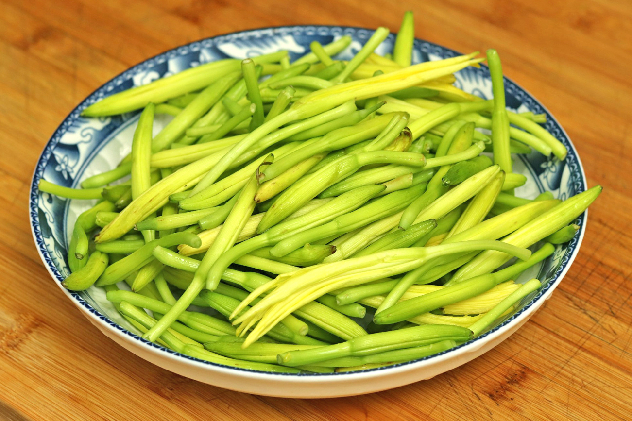 2,锅中加水烧开,放入黄花菜焯熟(一定要焯熟!
