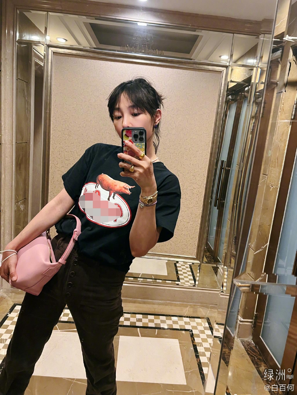 虽然衣服都是深色系,但是仔细看白百何的肚子的确不像是怀孕的样子,也