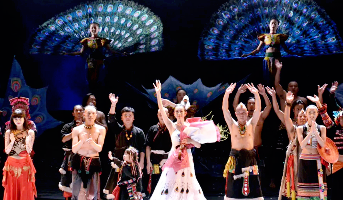 《云南映象》演出服装还原于云南各民族民间着装的生活原型,绝大部分