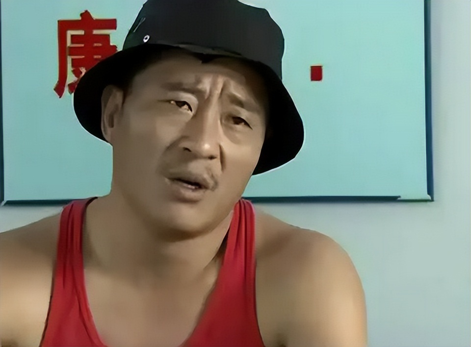 赵四刘小光田里牵牛犁地一身泥水不怕脏水田里太滑险滑倒