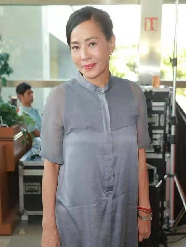 周润发富婆老婆真有气质穿古风长衫质朴不失高级气质到骨子里