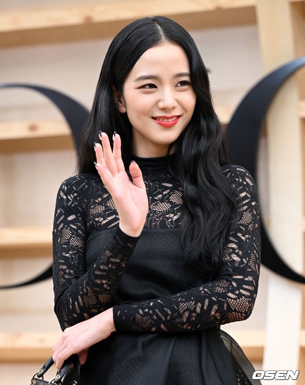 吸睛的红唇耀眼的白色肌肤blackpink金智秀贵气又冷艳