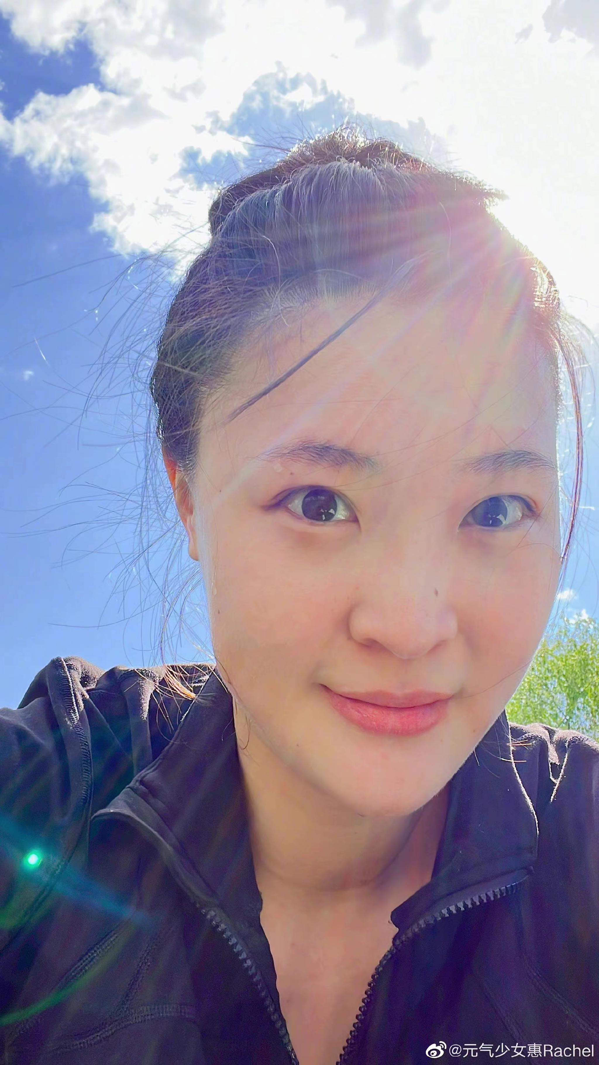 惠若琪晒1家3口全家福女排女神结婚4周年手捧鲜花素颜也很美