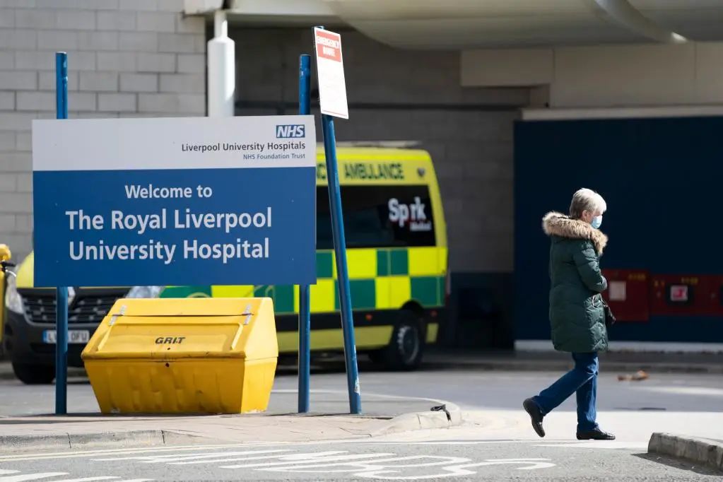4月1日，一名女子经过英国利物浦的一家医院。新华社发 乔恩·休珀 摄