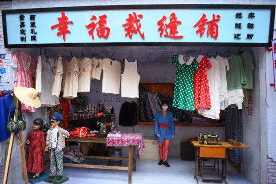 现场还原了80年代小卖部,游戏厅,理发店等店铺场景,并邀请了国家级非