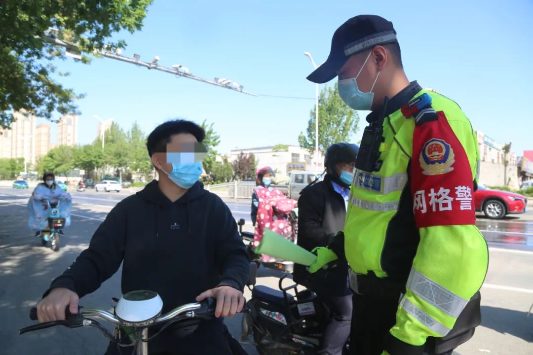 今天起骑电动车接打电话不戴头盔拒不改正将罚款